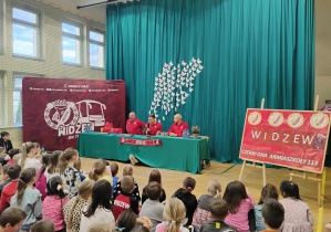 Spotkanie uczniów z piłkarzami Widzewa.