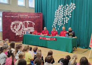 Spotkanie uczniów z piłkarzami Widzewa.