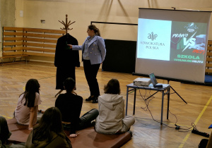 Zajęcia dla klas 7 i 8 w ramach akcji „Adwokaci rozjaśniają prawo”.