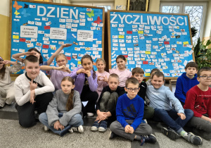 Klasa 3a przed wystawą z okazji Dnia Życzliwości.