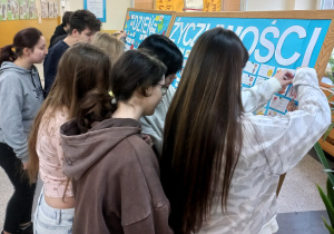 Klasa 8b przed wystawą z okazji Dnia Życzliwości.