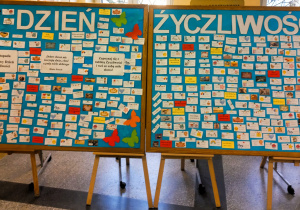 Tablice z karteczkami zawierającymi życzliwe zdania dla społeczności szkolnej.