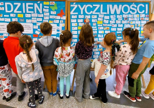 Klasa 3a przed wystawą z okazji Dnia Życzliwości.