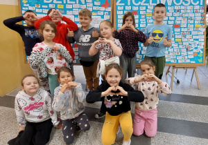 Klasa 2a przed wystawą z okazji Dnia Życzliwości.