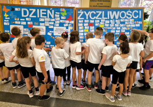 Klasa 2a przed wystawą z okazji Dnia Życzliwości.