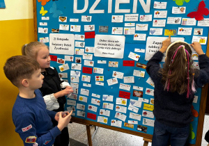 Klasa 2b przed wystawą z okazji Dnia Życzliwości.