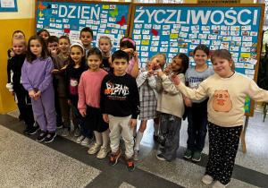 Klasa 2b przed wystawą z okazji Dnia Życzliwości.