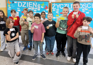 Klasa 4a przed wystawą z okazji Dnia Życzliwości.