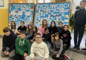 Klasa 6a przed wystawą z okazji Dnia Życzliwości.