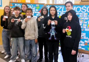 Klasa 7a przed wystawą z okazji Dnia Życzliwości.