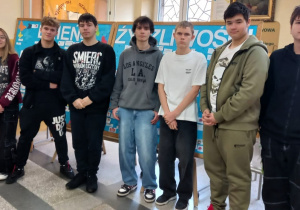 Klasa 8a przed wystawą z okazji Dnia Życzliwości.