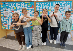 Klasa 3a przed wystawą z okazji Dnia Życzliwości.