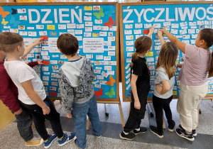 Klasa 3b przed wystawą z okazji Dnia Życzliwości.