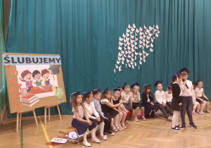 Uczniowie klasy 1 podczas uroczystości ślubowania.