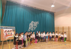 Uczniowie klasy 1 podczas uroczystości ślubowania.