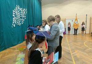 Uczniowie klasy 1 podczas uroczystości ślubowania.