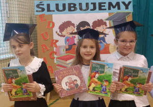 Uczniowie klasy 1 podczas uroczystości ślubowania.