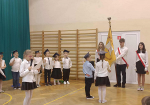 Pierwszoklasiści ślubują uroczyście na Sztandar Szkoły.