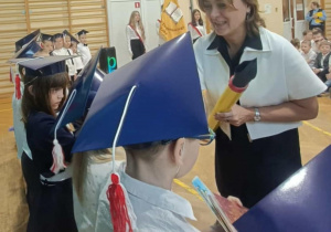 Pani Dyrektor pasuje Pierwszoklasistów na uczniów naszej szkoły.