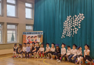 Uczniowie klasy 1 podczas uroczystości ślubowania.