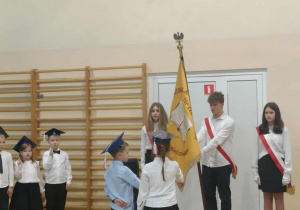 Pierwszoklasiści ślubują uroczyście na Sztandar Szkoły.