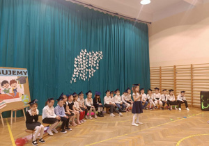 Uczniowie klasy 1 podczas uroczystości ślubowania.