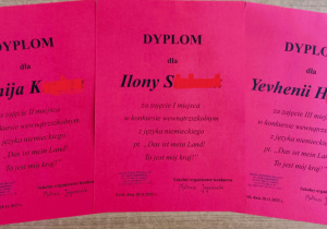 Dyplomy zwycięzców konkursu.