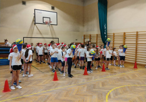 Uczniowie klas młodszych podczas konkurencji sportowych.