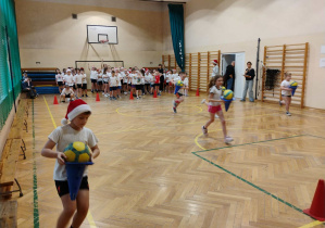 Uczniowie klas młodszych podczas konkurencji sportowych.