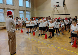 Uczniowie klas młodszych podczas konkurencji sportowych.