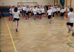 Uczniowie klas młodszych podczas konkurencji sportowych.