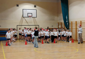 Uczniowie klas młodszych podczas konkurencji sportowych.