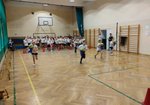 Uczniowie klas młodszych podczas konkurencji sportowych.