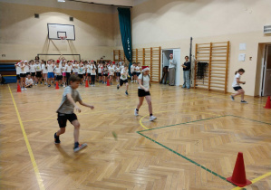 Uczniowie klas młodszych podczas konkurencji sportowych.