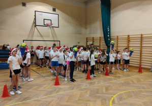 Uczniowie klas młodszych podczas konkurencji sportowych.