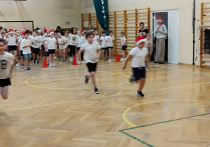 Uczniowie klas młodszych podczas konkurencji sportowych.