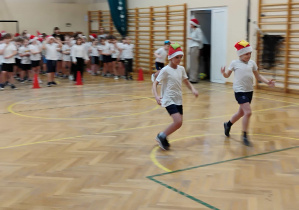 Uczniowie klas młodszych podczas konkurencji sportowych.