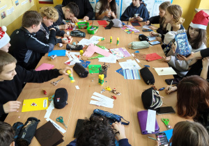 Klasa 7b podczas tworzenia kartek świątecznych w języlu niemieckim.