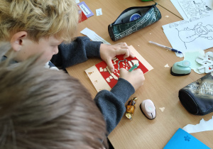 Opis zdjęcia: Klasa 7b podczas tworzenia kartek świątecznych w języlu niemieckim. Tekst alternatywny `alt` zdjęcia: Klasa 7b podczas tworzenia kartek świątecznych w języlu niemieckim.