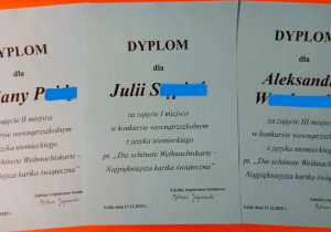 Dyplomy dla zwycięzców w konkursie na najładniejszą kartkę świąteczną w jezyku niemieckim.