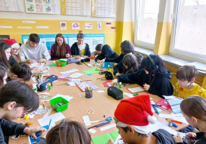Opis zdjęcia: Klasa 7b podczas tworzenia kartek świątecznych w języlu niemieckim. Tekst alternatywny `alt` zdjęcia: Klasa 7a podczas tworzenia kartek świątecznych w języlu niemieckim.