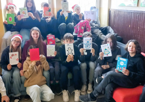 Klasa 7a z wykonanymi przez siebie kartkami konkursowymi.