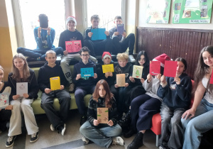 Klasa 7b z wykonanymi przez siebie kartkami konkursowymi.