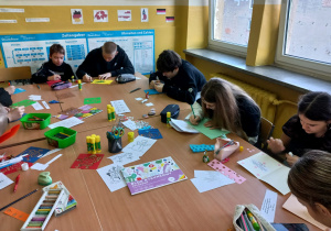 Opis zdjęcia: Klasa 7b podczas tworzenia kartek świątecznych w języlu niemieckim. Tekst alternatywny `alt` zdjęcia: Klasa 8a podczas tworzenia kartek świątecznych w języlu niemieckim.