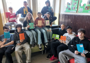 Klasa 8a z wykonanymi przez siebie kartkami konkursowymi.