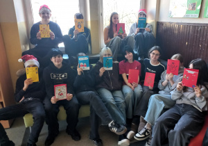 Klasa 8b z wykonanymi przez siebie kartkami konkursowymi.