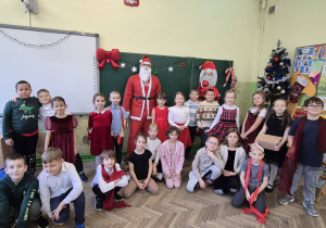 Święty Mikołaj z klasą 2a.