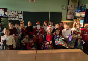 Święty Mikołaj z klasą 1a.