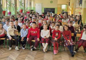 Uczniowie klas 1-3 oglądają świąteczne przedstawienie w wykonaniu klasy 2a.