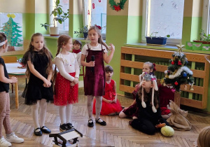 Przedstawienie świąteczne w wykonaniu klasy 2a.